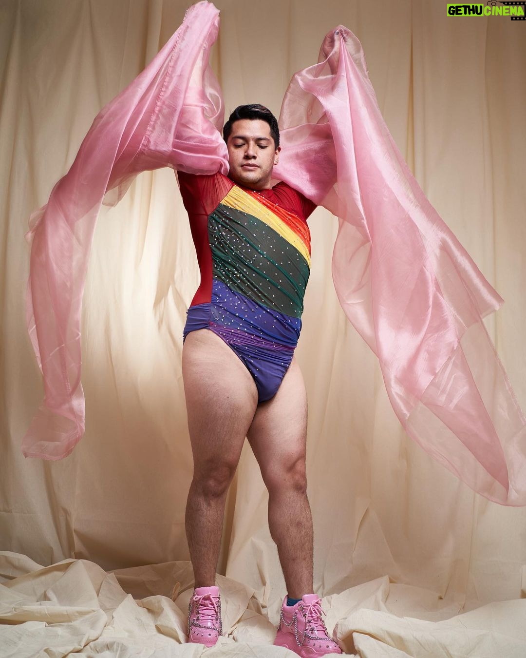 César Doroteo Instagram - ¡Gracias @betovargasmx por estas fotos maravillosas! Me encantó todo. Que siga brillando el #Pride por el amor y la fantasía de vivirnos como somos, plenos y felices. Que muchas voces sigan gritando y celebrando cada año, todos los días. #loveislove #gaypride Body @proteomx Tenis @pink.runway 👟 Mexico City, Mexico