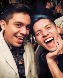 César Doroteo Instagram - Hoy es el cumpleaños de una de mis personas favoritas en el mundo. Gracias por tantos años de una aventura tan bonita e inolvidable, que el Universo te siga llenando de bendiciones, de amor y de sueños cumplidos como hasta ahora. Qué hermoso es verte crecer y verte tan grande y exitoso siempre siendo tú, por muchos más años juntxs. ¡Feliz cumpleaños @torpecillo! Te amo. 🩷🎁🎂