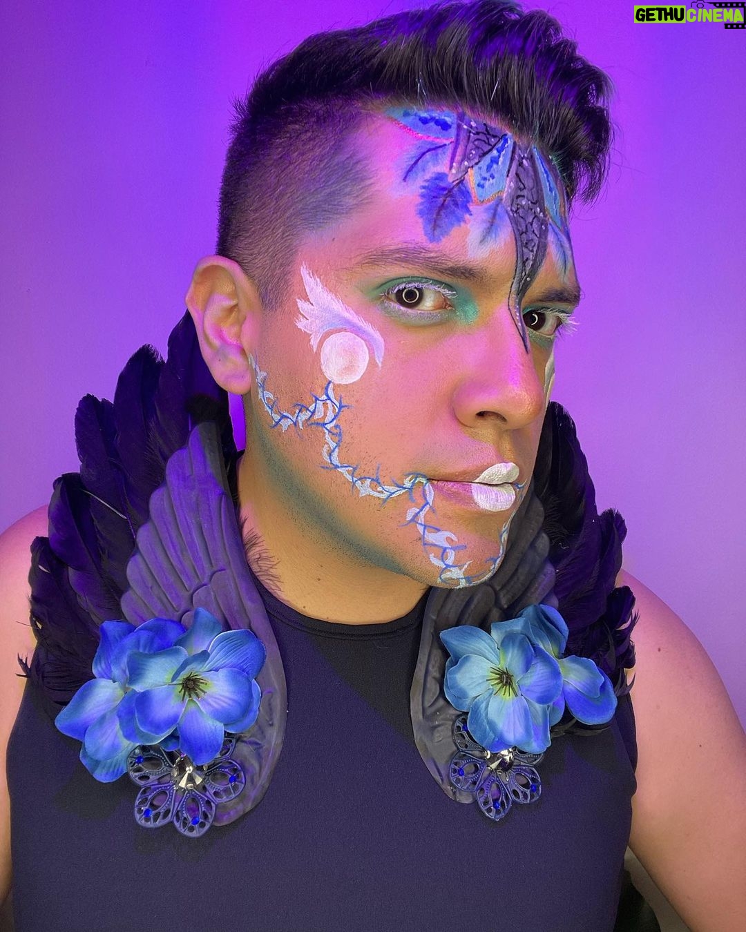 César Doroteo Instagram - Hace varios ayeres hice este maquillaje inspirado en Namor, de #WakandaForever, no lo subí porque el síndrome del impostor es fuerte, y pensé que no era lo suficientemente bueno para compartirlo. Hoy revisando mi carrete de fotos me lo volví a encontrar y pensé: “¡Wow!”, y supe que era el momento de subirlo. A veces solo necesitamos un poco de perspectiva y volver a encontrar el camino para creer en uno mismo. Ojalá les guste tanto como al Teo de hoy, y si no, quédense allá lejos con el Teo del pasado. 🎨🖌️💄✨ #makeuptutorial #makeupartist #namor Atlantis