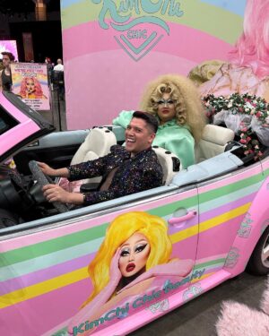 César Doroteo Instagram - ¡Heeeeeeeeermanas! Se vivió la fantasía #DragConLA 2023. Mucha emoción, muchas comadre diosísima y mucha fantasía. Aquí les dejo las fotos que pude tomarme con algunas de mis reinas favoritas de todo el universo de RuPaul. Una fantasía @wowpresentspluses @paramountplusmx ¡Vengan! ¡Vean los shows! ¡Apoyemos a las reinas! Me encantó todo. 🩷