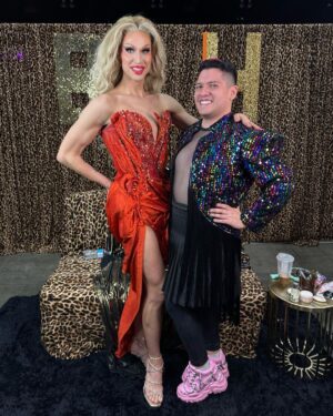 César Doroteo Instagram - ¡Heeeeeeeeermanas! Se vivió la fantasía #DragConLA 2023. Mucha emoción, muchas comadre diosísima y mucha fantasía. Aquí les dejo las fotos que pude tomarme con algunas de mis reinas favoritas de todo el universo de RuPaul. Una fantasía @wowpresentspluses @paramountplusmx ¡Vengan! ¡Vean los shows! ¡Apoyemos a las reinas! Me encantó todo. 🩷