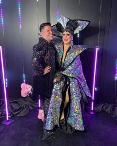 César Doroteo Instagram - ¡Heeeeeeeeermanas! Se vivió la fantasía #DragConLA 2023. Mucha emoción, muchas comadre diosísima y mucha fantasía. Aquí les dejo las fotos que pude tomarme con algunas de mis reinas favoritas de todo el universo de RuPaul. Una fantasía @wowpresentspluses @paramountplusmx ¡Vengan! ¡Vean los shows! ¡Apoyemos a las reinas! Me encantó todo. 🩷 Convention Center - Los Angeles