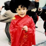 César Doroteo Instagram - No les puedo mentir, este niño fue muy feliz. Mi mamá siempre estuvo a mi lado haciendo tareas y ayudándome a estudiar, y los viernes me llevaba a comer a McDonalds. Mi papá se ocupaba los sábados para llevarme al parque porque entre semana no nos veíamos mucho por su trabajo. Mi hermana siempre fue mi compañera de aventuras, con la que me aprendía las coreografías de Jeans y Britney Spears. Soy muy afortunado, fui muy amado. Hoy, me toca a mí cuidar diario a ese niño que aún sueña, se sorprende y que me llena de felicidad. ¡Feliz día de las infancias! Abracen y escuchen mucho a su niño interior, no dejen la ilusión y la maravilla que tienen lxs niñxs. 💖👨‍👩‍👧‍👦 #diadelniño #felizdiadelniño Happyness