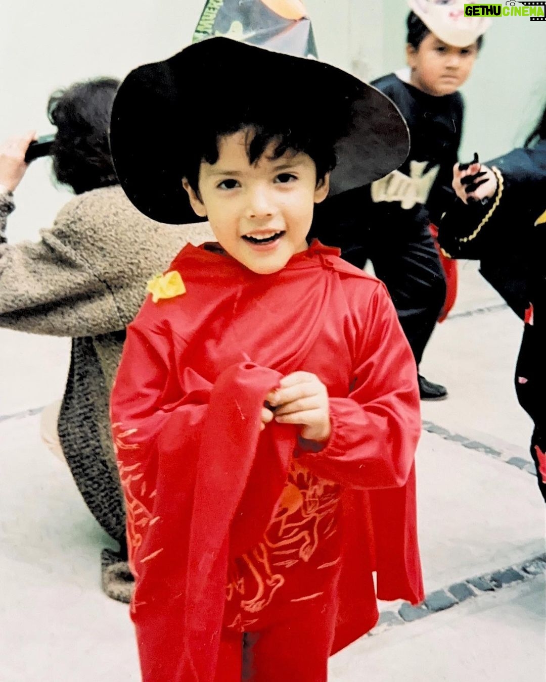 César Doroteo Instagram - No les puedo mentir, este niño fue muy feliz. Mi mamá siempre estuvo a mi lado haciendo tareas y ayudándome a estudiar, y los viernes me llevaba a comer a McDonalds. Mi papá se ocupaba los sábados para llevarme al parque porque entre semana no nos veíamos mucho por su trabajo. Mi hermana siempre fue mi compañera de aventuras, con la que me aprendía las coreografías de Jeans y Britney Spears. Soy muy afortunado, fui muy amado. Hoy, me toca a mí cuidar diario a ese niño que aún sueña, se sorprende y que me llena de felicidad. ¡Feliz día de las infancias! Abracen y escuchen mucho a su niño interior, no dejen la ilusión y la maravilla que tienen lxs niñxs. 💖👨👩👧👦 #diadelniño #felizdiadelniño Happyness