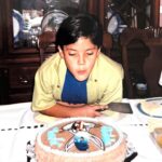 César Doroteo Instagram - No les puedo mentir, este niño fue muy feliz. Mi mamá siempre estuvo a mi lado haciendo tareas y ayudándome a estudiar, y los viernes me llevaba a comer a McDonalds. Mi papá se ocupaba los sábados para llevarme al parque porque entre semana no nos veíamos mucho por su trabajo. Mi hermana siempre fue mi compañera de aventuras, con la que me aprendía las coreografías de Jeans y Britney Spears. Soy muy afortunado, fui muy amado. Hoy, me toca a mí cuidar diario a ese niño que aún sueña, se sorprende y que me llena de felicidad. ¡Feliz día de las infancias! Abracen y escuchen mucho a su niño interior, no dejen la ilusión y la maravilla que tienen lxs niñxs. 💖👨‍👩‍👧‍👦 #diadelniño #felizdiadelniño Happyness
