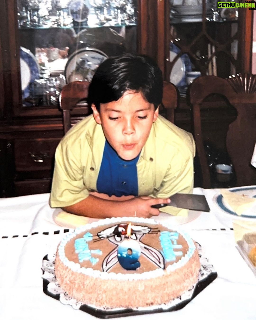César Doroteo Instagram - No les puedo mentir, este niño fue muy feliz. Mi mamá siempre estuvo a mi lado haciendo tareas y ayudándome a estudiar, y los viernes me llevaba a comer a McDonalds. Mi papá se ocupaba los sábados para llevarme al parque porque entre semana no nos veíamos mucho por su trabajo. Mi hermana siempre fue mi compañera de aventuras, con la que me aprendía las coreografías de Jeans y Britney Spears. Soy muy afortunado, fui muy amado. Hoy, me toca a mí cuidar diario a ese niño que aún sueña, se sorprende y que me llena de felicidad. ¡Feliz día de las infancias! Abracen y escuchen mucho a su niño interior, no dejen la ilusión y la maravilla que tienen lxs niñxs. 💖👨👩👧👦 #diadelniño #felizdiadelniño Happyness