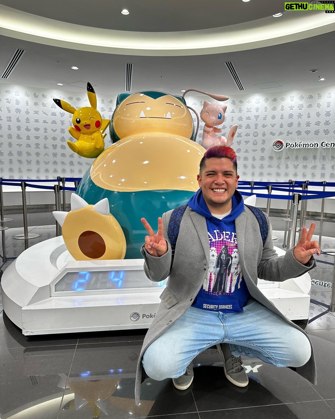 César Doroteo Instagram - ¡¡YA SON 34!! No saben lo bonito que siento cada año, voltear hacia atrás y ver lo bonito que la vida ha sido conmigo. Estoy muy agradecido con el Universo de ver todo lo que ha puesto en mi camino, lo bueno y lo malo, y de ser hoy la persona que soy, que abrazo y que amo, con sus defectos y sus virtudes. ¡Gracias vida! Gracias a todos los que han formado parte de ella, los que se han ido y los que se han quedado, al amor que se manifiesta en todas sus formas a mi alrededor y todo el aprendizaje que se ha cosechado. Estas fotitos son las últimas que tengo de nuestro viaje a Japón, y como fue mi regalo de cumpleaños, aprovecho para subirlas (además estos momentos cambiaron mi vida, para siempre). ✨🏯💖 #birthday #happybirthday #cumpleaños 🎂🎉🎁 Japan