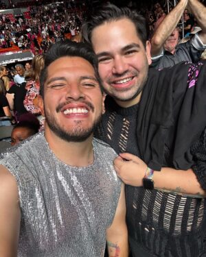 César Doroteo Instagram - La maravilla de vivir experiencias increíbles con la gente que amas es un regalo divino. Nuestro viaje a Miami fue muy bonito y me faltaba subir algunas fotitos. Aquí les dejo unas haciendo cara de menso porque estoy muy feliz. 🩷 #miami #pink