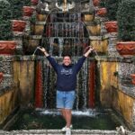 César Doroteo Instagram - Ayer fuimos a buscar casas en Miami y esta fue la que más me convenció. Creo que tiene todo lo que necesito en mi vida… ¡Ay nocierto! No se crean, no me alcanza ni para una perra piedra de esa mansión maravillosa. @vizcaya_museum está espectacular, aún con todo y tormenta tropical, nos paseamos por los jardines y por su interior, una joyita hermosa en Miami. #miami #vizcaya Vizcaya Museum and Gardens