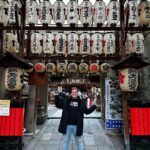 César Doroteo Instagram – Kyoto en particular es un lugar espectacular. La combinación perfecta de antiguo y moderno, maravillas que ver por todos lados. Les dejo unas fotitos de algunos rinconcitos que encontramos el día de hoy. No paro de llorar y de sonreír de lo sorprendente que es recorrer las calles de este país. Te amo mucho Japón. 🇯🇵🌸✨👹 Kyoto, Japan