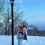 César Doroteo Instagram – ¡POR FIN VI NEVAR! No puedo pensar en un mejor lugar para vivir mi primera nevada que Japón, en el Monte Moiwa. Les juro que es de las experiencias más hermosas que jamás haya vivido. Aún sigue este viaje y TODOS los días he cumplido un sueño diferente, no termino de agradecer al Universo los momentos que me ha regalado aquí. La 2ª foto te va a impactar, ay sí, nocierto, pero es una gran foto de @emmllop.
#japan #mtmoiwa #🇯🇵 #sapporo ✨ Mt Moiwa