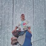 César Doroteo Instagram – Lo maravilloso que fue la experiencia que vivimos en @teamlab.planets en Tokio, indescriptible. Esto es solo una muestra de lo mucho que lo disfrutamos. ¡Ya quiero más aventuras en este país! Estoy siendo muy fan de este viaje. 🇯🇵✨
#teamlabplanets #tokyo #japon 🌸
Hoodie @nonamestudiomx
Pantalones @ivankavalos teamLab Planets TOKYO / チームラボプラネッツ