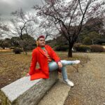 César Doroteo Instagram – Hoy es el día que vi un cerezo por primera vez, también la primera vez que visité Japón y la primera vez que recorría los hermosos jardines y las caóticas calles de Tokio. Un día y ha sido una maravilla, espero que el destino nos tenga más gratas sorpresa en este viaje. 💖🇯🇵 🌸
#tokyo #japon #cherryblossom Shinjuku Gyoen