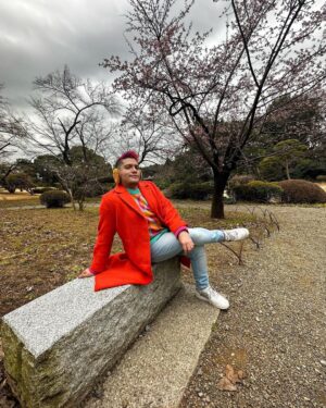 César Doroteo Instagram - Hoy es el día que vi un cerezo por primera vez, también la primera vez que visité Japón y la primera vez que recorría los hermosos jardines y las caóticas calles de Tokio. Un día y ha sido una maravilla, espero que el destino nos tenga más gratas sorpresa en este viaje. 💖🇯🇵 🌸

#tokyo #japon #cherryblossom