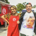 César Doroteo Instagram – ¡QUÉ GRAN FANTASÍA! Esta noche me tocó vivir la experiencia de la cocina más famosa de México para apoyar a La Loba @torpecillo en esta aventura. ¡Gracias @masterchefmx por la invitación! A la producción que me hizo sentir como en casa. Qué bonito ver a los jueces y abrazar a @oficial.tatiana y conocer a @denishamx y descubrir lo extraordinaria y divertida que es. Se vivió intenso. #masterchefcelebritymx
El gran outfit se logró gracias a @george_figueroa 💖 Master Chef