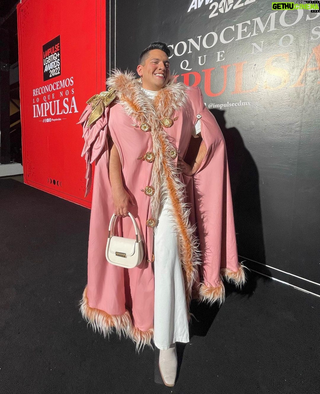 César Doroteo Instagram - Ayer se sirvió esta fantasía en los premios @impulsecdmx 2022. Una verdadera fantasía creada por @valencia_gonzaga que @liza_zanzuzzi me hizo favor de prestar de showroom personal. Me sentí #LaMásDelToro Gracias @juanoyervides por estas fotitos. 💖 #impulselgbtqawards2022 Estación Indianilla