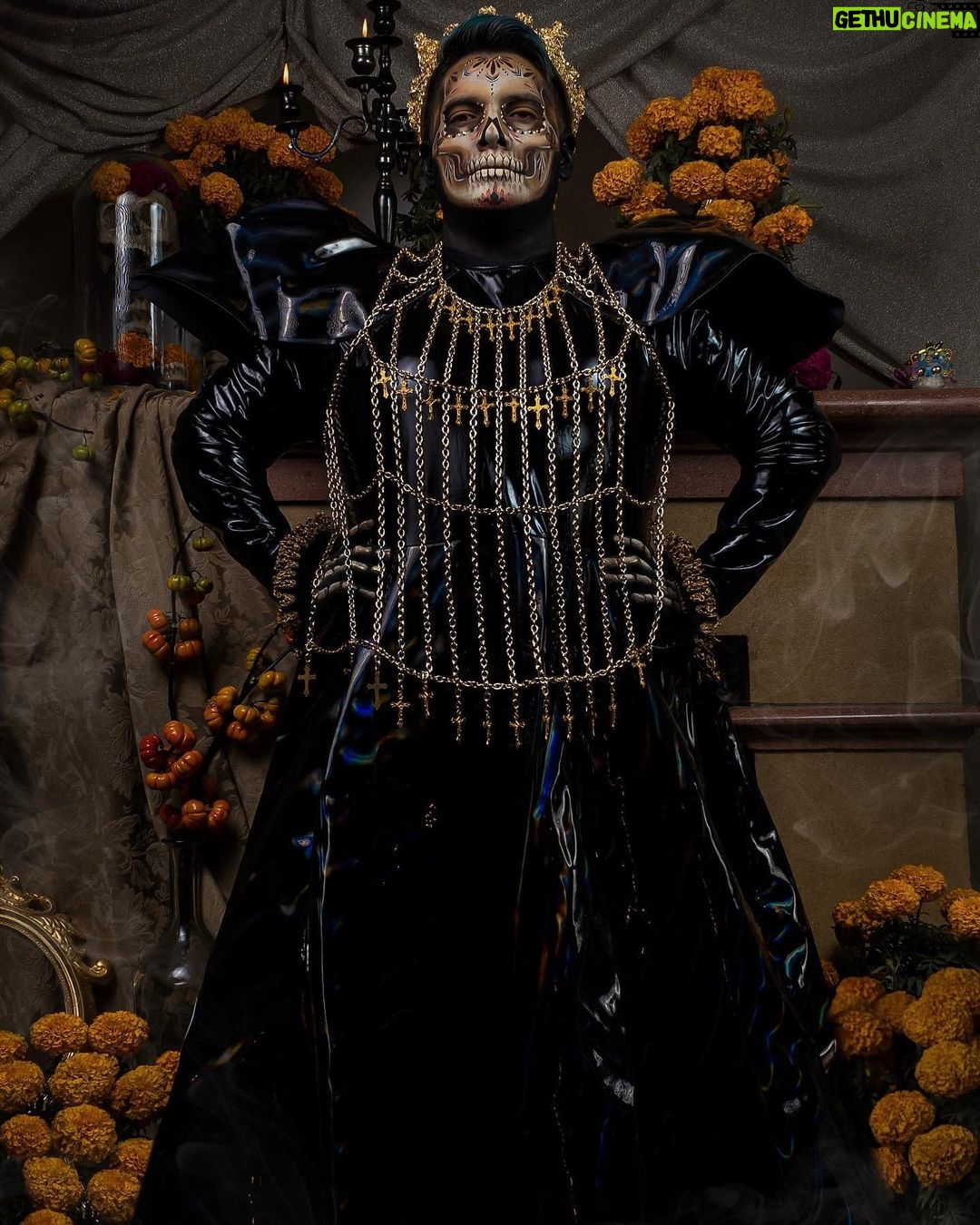 César Doroteo Instagram - Las últimas fotos de Día de Muertos que tenía guardadas, una fantasía ser un catrín con la magia de @sheila.chavero en el maquillaje y @dannra con su talento para crear arte. ¡Adiós a esta bella temporada que tanto nos representa y que está llena de magia! Corona @dannra Chaleco cadenas @nonamestudiomx Vestido @aviescmx #diademuertos #catrina #catrinamakeup Mictlan