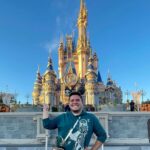César Doroteo Instagram - ¡Les juro que es mi lugar favorito en todo Disney! Qué fantasía poder regresar después de 20 años a un lugar que me hizo muy feliz y que aún me sigue sorprendiendo con su magia. Ahora también lo pude compartir con @emmllop y lo hizo aún más mágico y especial. Agradecido de poder tener esta oportunidad y de vivir experiencias tan bonitas. #disney #disneyworld #50anniversary 🏰🎠🪄🐭🎡 Magic Kingdom