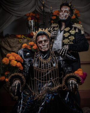 César Doroteo Instagram - La palabra "catrín" definía a un hombre elegante y bien vestido, acompañado de alguna dama con las mismas características; este estilo fue una imagen clásica de la aristocracia mexicana de fines del siglo XIX y principios del XX. Es por ello que, al darle una vestimenta de ese tipo, Diego Rivera convirtió en su obra a “La Calavera Garbancera” en “La Catrina” diseñada en Aguascalientes.

Gracias a @dannra por estas maravillosas fotos y a @sheila.chavero por este maravilloso maquillaje para esta ocasión tan especial. Y @emmllop por ser mi catrín hasta el Más Allá. 

Vestido @aviescwho
Chaleco @nonamestudiomx 
Corona @dannra 

#diademuertos #catrina #catrinamakeup