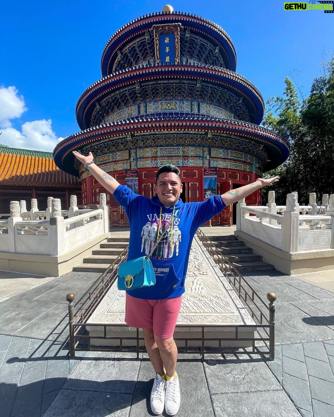 César Doroteo Instagram - ¡Recorrimos el mundo en 1 día! En #epcot aquí en @disneyland y por supuesto mis favoritos fueron Japón, China y México. ¡Y CONOCIMOS A MARY POPPINS! Fue una experiencia bien preciosa. No saben lo afortunado y agradecido que me siento de poder vivir nuevamente esta experiencia y de poder divertirme como niño nuevamente. ¡🎪🏰✨🎈🎉! Al final les dejé un pedacito del show #harmonious que me dejó llorando un buen rato. Por cierto, mi sudadera de Star Wars es la más preciosa del mundo y es mi nueva favorita. 💙 Gracias a @emmllop por su paciencia tomándome estas fotos. #disney #disney50thanniversary 🐭♥️ EPCOT