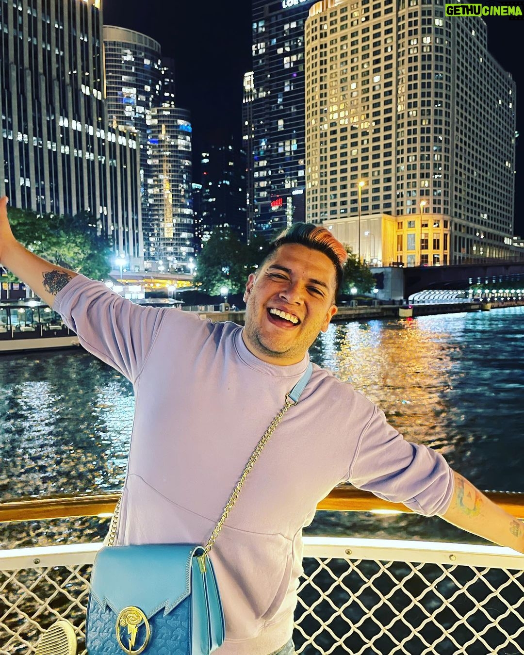 César Doroteo Instagram - Fui a un lugar mágico llamado #Chicago y me enamoré completamente de él y de su pizza y de sus fuegos artificiales. #tbt 🌃🎆 Chicago, Illinois