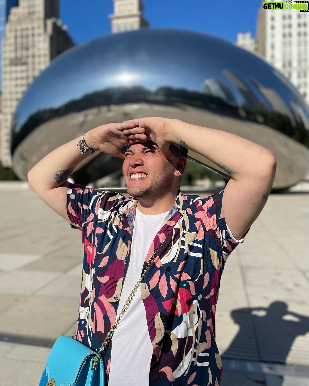 César Doroteo Instagram - Aquí les dejo la parte 3 de las fotitos de lo que vivimos en Chicago. Por fin conocí #CloudGate o #TheBean como le llaman algunos, sí es una maravilla y ese mismo día subimos a @360chicago que tiene unas vistas maravillosas de la ciudad. Y por ahí también verán la #BuckinghamFountain que me pareció una de las piezas más esculturales de toda la ciudad. Me enamoré mucho de Chicago. 💖 @choosechicagomx Chicago, Illinois