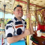 César Doroteo Instagram - Día dos en Chicago y está resultando ser una experiencia maravillosa. Aquí pueden verme muy contento en @navypierchicago que tiene unas atracciones maravillosas y también en el @fieldmuseum que es el museo de historia natural más grande en el que he estado… La bolsa que ha sido muy protagonista en este viaje, es de Hércules, y varios de ustedes me taggearon en las publicaciones de lanzamiento y me la compré. La pueden encontrar en Amazon. #chicago #choosechicago Chicago, Illinois
