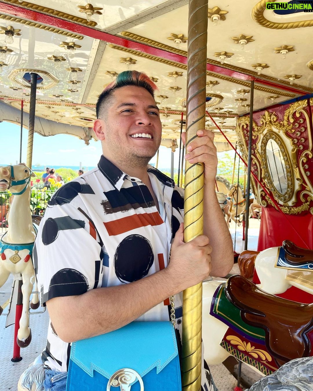 César Doroteo Instagram - Día dos en Chicago y está resultando ser una experiencia maravillosa. Aquí pueden verme muy contento en @navypierchicago que tiene unas atracciones maravillosas y también en el @fieldmuseum que es el museo de historia natural más grande en el que he estado… La bolsa que ha sido muy protagonista en este viaje, es de Hércules, y varios de ustedes me taggearon en las publicaciones de lanzamiento y me la compré. La pueden encontrar en Amazon. #chicago #choosechicago Chicago, Illinois
