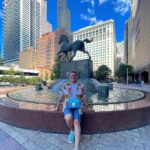 César Doroteo Instagram - Un poquito de spam del PRIMER DÍA EN CHICAGO. ¡No saben qué precioso es todo lo que estamos viendo y viviendo! Mucho arte, mucha arquitectura increíble, gente amable y un clima delicioso. Estoy muy contento. Ojalá pueda compartirles un poquito de eso a través de estas fotos y disfruten de #Chicago tanto como yo. 💖 ¡Gracias @choosechicagomx por las atenciones! 🫰🏻 (A ver si me encuentran en la ultima foto…) 👀🙊 Chicago, Illinois