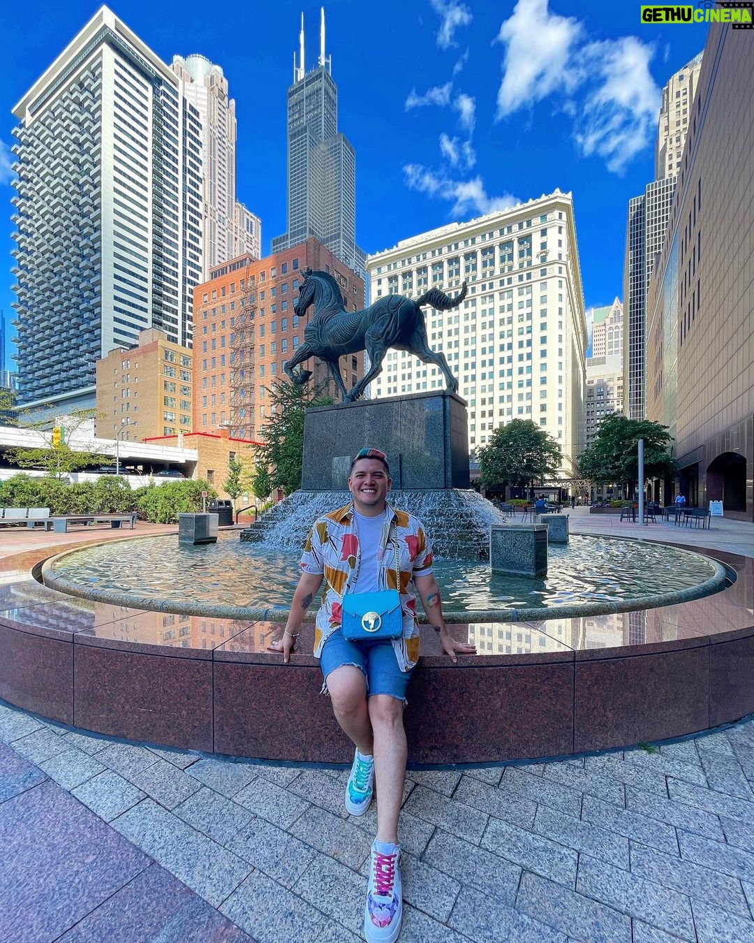 César Doroteo Instagram - Un poquito de spam del PRIMER DÍA EN CHICAGO. ¡No saben qué precioso es todo lo que estamos viendo y viviendo! Mucho arte, mucha arquitectura increíble, gente amable y un clima delicioso. Estoy muy contento. Ojalá pueda compartirles un poquito de eso a través de estas fotos y disfruten de #Chicago tanto como yo. 💖 ¡Gracias @choosechicagomx por las atenciones! 🫰🏻 (A ver si me encuentran en la ultima foto…) 👀🙊 Chicago, Illinois