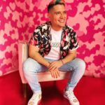 César Doroteo Instagram - Siento que llegué tardísimo al día del amor y la amistad, pero me gustó este fondo y la luz estaba increíble y dije… ¡ES AHORA O NUNCA! Que tengan bonito fin de semana, lleno de mucho amor, como el mío está siendo. ❤️💖 Mis zapatitos de #Sakura son de las bellas @dpcustomsmx #pink #heart Foto @emmllop