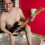 César Doroteo Instagram - ¿Qué pasa cuando juntas una tina, una guitarra eléctrica y tiempo de sobra…? 🛁🎸 Justo esto. Bendito sea el mar, la playa y esta pequeña vacación que nos estamos dando. ☀️🏝🐟 Hard Rock Hotel Vallarta