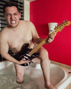 César Doroteo Instagram - ¿Qué pasa cuando juntas una tina, una guitarra eléctrica y tiempo de sobra…? 🛁🎸 Justo esto. Bendito sea el mar, la playa y esta pequeña vacación que nos estamos dando. ☀️🏝🐟 Hard Rock Hotel Vallarta