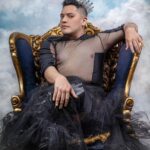 César Doroteo Instagram - Dame dinerita, na, na, na… ¡Ya estamos listos para la terecera temporada de #TomaMiDinerita! ¿Ya tienen a sus favoritas de las audiciones? ¿A quién quieren ver? 💸👑 Foto: @dannra #TMD3 #Royal #royalfamily Castlevania