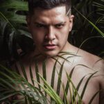 César Doroteo Instagram - @dannra me invitó a hacer un shooting con temática de selva. Me hizo vivir mi fantasía de guerrero perdido entre la maleza. También fue un ejercicio de mi parte de volver a conectar con mi cuerpo y abrazarlo, con todo lo que es. Estoy muy contento con el resultado, esta será la primera de muchas más que vienen próximamente. 🌿 #portrait Selva Negra, Chiapas