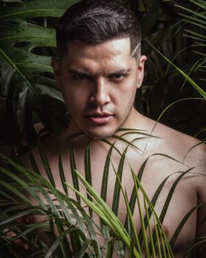 César Doroteo Instagram - @dannra me invitó a hacer un shooting con temática de selva. Me hizo vivir mi fantasía de guerrero perdido entre la maleza. También fue un ejercicio de mi parte de volver a conectar con mi cuerpo y abrazarlo, con todo lo que es. Estoy muy contento con el resultado, esta será la primera de muchas más que vienen próximamente. 🌿 #portrait