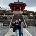 César Doroteo Instagram – Kyoto en particular es un lugar espectacular. La combinación perfecta de antiguo y moderno, maravillas que ver por todos lados. Les dejo unas fotitos de algunos rinconcitos que encontramos el día de hoy. No paro de llorar y de sonreír de lo sorprendente que es recorrer las calles de este país. Te amo mucho Japón. 🇯🇵🌸✨👹 Kyoto, Japan