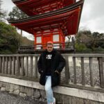 César Doroteo Instagram – Kyoto en particular es un lugar espectacular. La combinación perfecta de antiguo y moderno, maravillas que ver por todos lados. Les dejo unas fotitos de algunos rinconcitos que encontramos el día de hoy. No paro de llorar y de sonreír de lo sorprendente que es recorrer las calles de este país. Te amo mucho Japón. 🇯🇵🌸✨👹 Kyoto, Japan