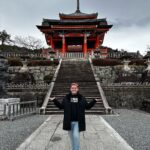 César Doroteo Instagram – Kyoto en particular es un lugar espectacular. La combinación perfecta de antiguo y moderno, maravillas que ver por todos lados. Les dejo unas fotitos de algunos rinconcitos que encontramos el día de hoy. No paro de llorar y de sonreír de lo sorprendente que es recorrer las calles de este país. Te amo mucho Japón. 🇯🇵🌸✨👹 Kyoto, Japan