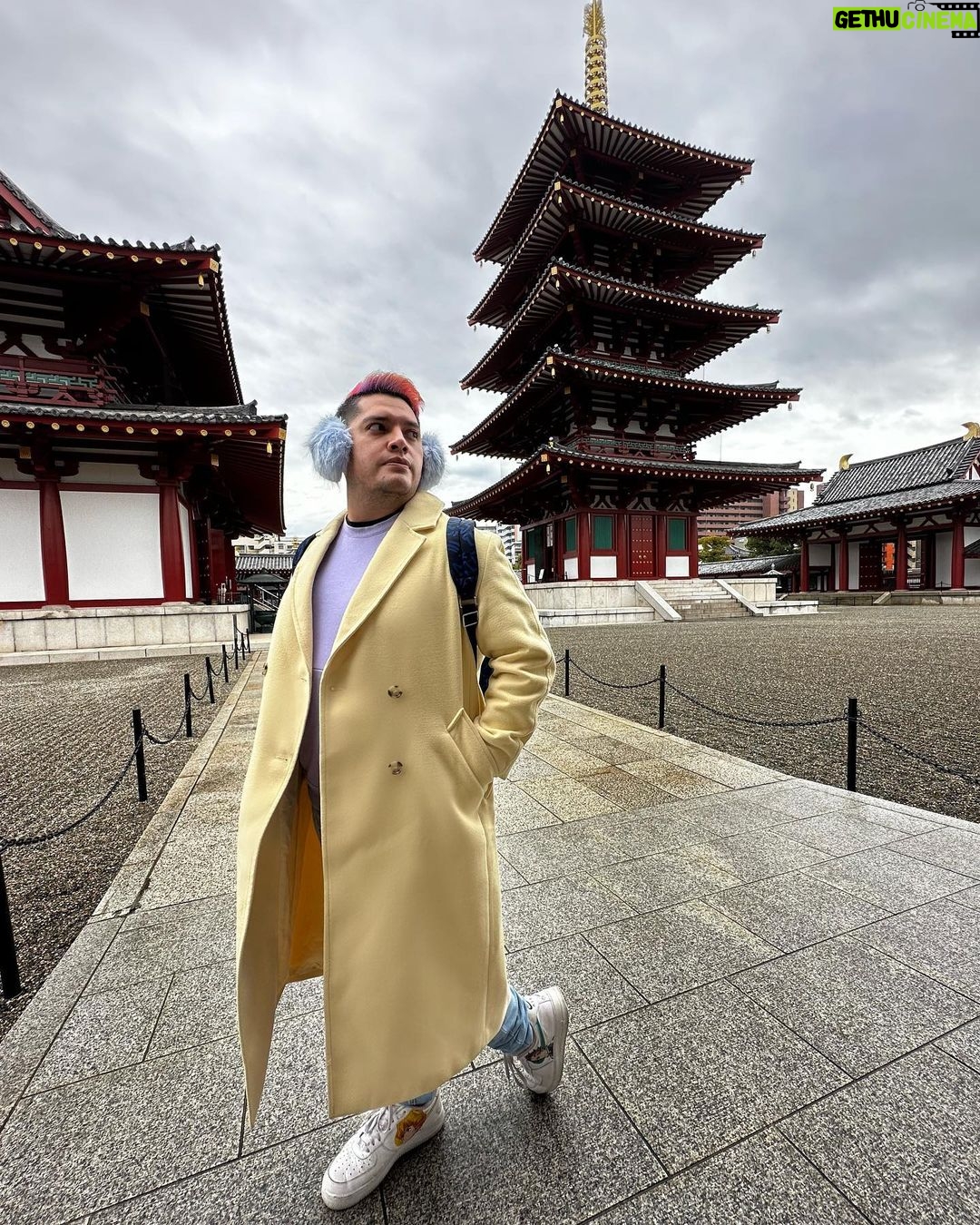 César Doroteo Instagram - Se sigue viviendo la fantasía en Japón y hoy nos tocó visitar dos lugares mágicos y llenos de historia: El Castillo de Osaka y el templo Shitennō-ji. No saben lo maravilloso y espectacular que fue estar frente a ambos recintos, impresionantes y magnéticos. とてもワクワクしています ! 🌸🏯🇯🇵 #japan #japantravel #osaka #shitennoji #osakacastle Osaka Castle-天守閣