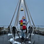 César Doroteo Instagram – ¡POR FIN VI NEVAR! No puedo pensar en un mejor lugar para vivir mi primera nevada que Japón, en el Monte Moiwa. Les juro que es de las experiencias más hermosas que jamás haya vivido. Aún sigue este viaje y TODOS los días he cumplido un sueño diferente, no termino de agradecer al Universo los momentos que me ha regalado aquí. La 2ª foto te va a impactar, ay sí, nocierto, pero es una gran foto de @emmllop.
#japan #mtmoiwa #🇯🇵 #sapporo ✨ Mt Moiwa