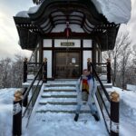 César Doroteo Instagram – ¡POR FIN VI NEVAR! No puedo pensar en un mejor lugar para vivir mi primera nevada que Japón, en el Monte Moiwa. Les juro que es de las experiencias más hermosas que jamás haya vivido. Aún sigue este viaje y TODOS los días he cumplido un sueño diferente, no termino de agradecer al Universo los momentos que me ha regalado aquí. La 2ª foto te va a impactar, ay sí, nocierto, pero es una gran foto de @emmllop.
#japan #mtmoiwa #🇯🇵 #sapporo ✨ Mt Moiwa