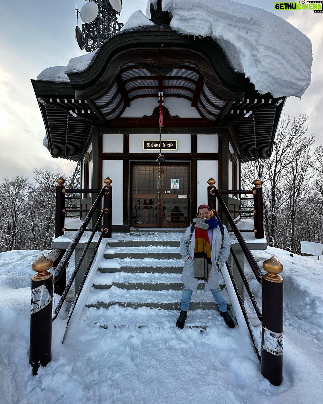 César Doroteo Instagram - ¡POR FIN VI NEVAR! No puedo pensar en un mejor lugar para vivir mi primera nevada que Japón, en el Monte Moiwa. Les juro que es de las experiencias más hermosas que jamás haya vivido. Aún sigue este viaje y TODOS los días he cumplido un sueño diferente, no termino de agradecer al Universo los momentos que me ha regalado aquí. La 2ª foto te va a impactar, ay sí, nocierto, pero es una gran foto de @emmllop. #japan #mtmoiwa #🇯🇵 #sapporo ✨ Mt Moiwa