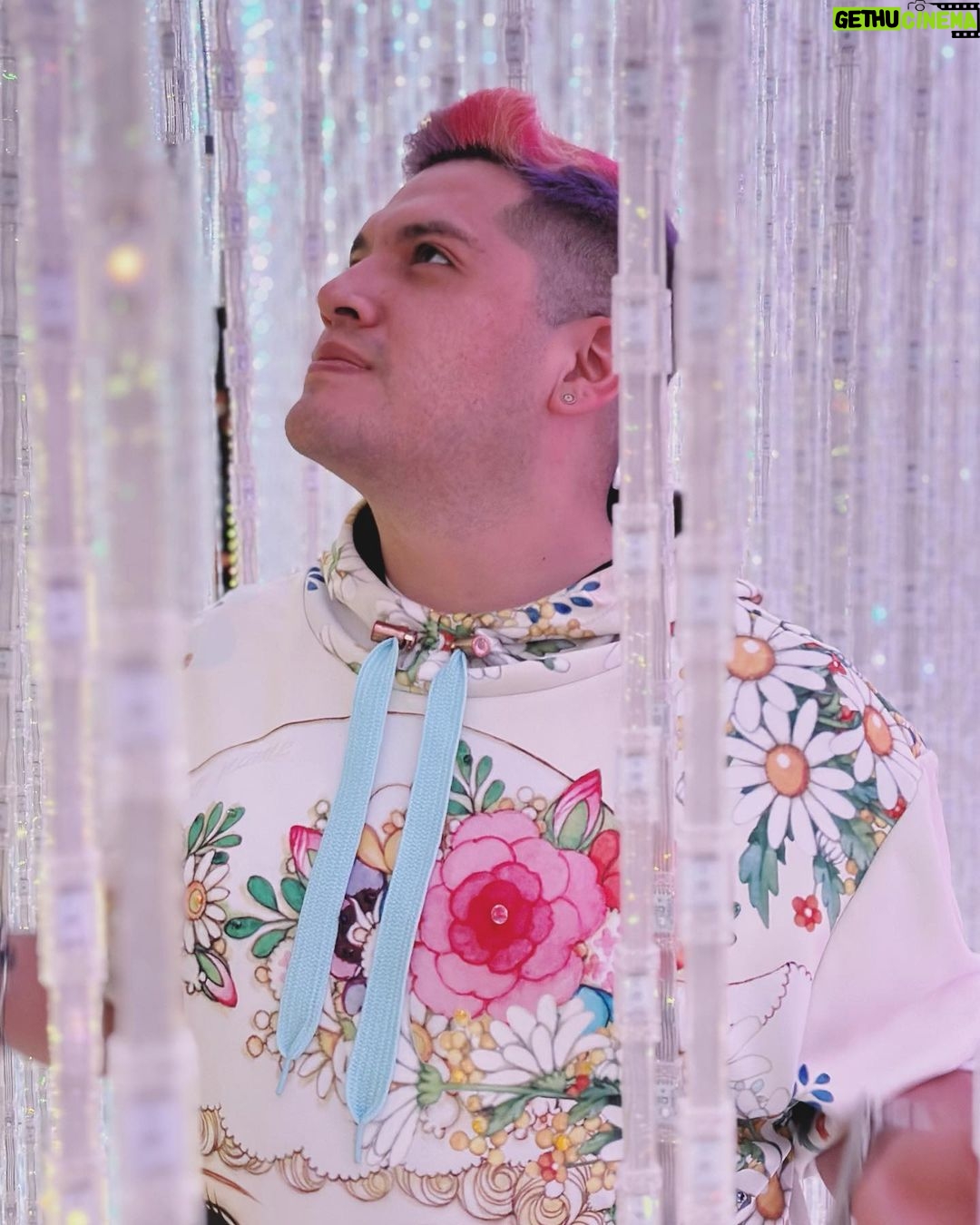 César Doroteo Instagram - Lo maravilloso que fue la experiencia que vivimos en @teamlab.planets en Tokio, indescriptible. Esto es solo una muestra de lo mucho que lo disfrutamos. ¡Ya quiero más aventuras en este país! Estoy siendo muy fan de este viaje. 🇯🇵✨ #teamlabplanets #tokyo #japon 🌸 Hoodie @nonamestudiomx Pantalones @ivankavalos teamLab Planets TOKYO / チームラボプラネッツ