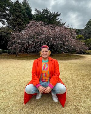 César Doroteo Instagram - Hoy es el día que vi un cerezo por primera vez, también la primera vez que visité Japón y la primera vez que recorría los hermosos jardines y las caóticas calles de Tokio. Un día y ha sido una maravilla, espero que el destino nos tenga más gratas sorpresa en este viaje. 💖🇯🇵 🌸

#tokyo #japon #cherryblossom