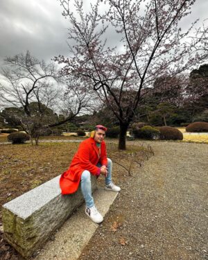 César Doroteo Instagram - Hoy es el día que vi un cerezo por primera vez, también la primera vez que visité Japón y la primera vez que recorría los hermosos jardines y las caóticas calles de Tokio. Un día y ha sido una maravilla, espero que el destino nos tenga más gratas sorpresa en este viaje. 💖🇯🇵 🌸

#tokyo #japon #cherryblossom