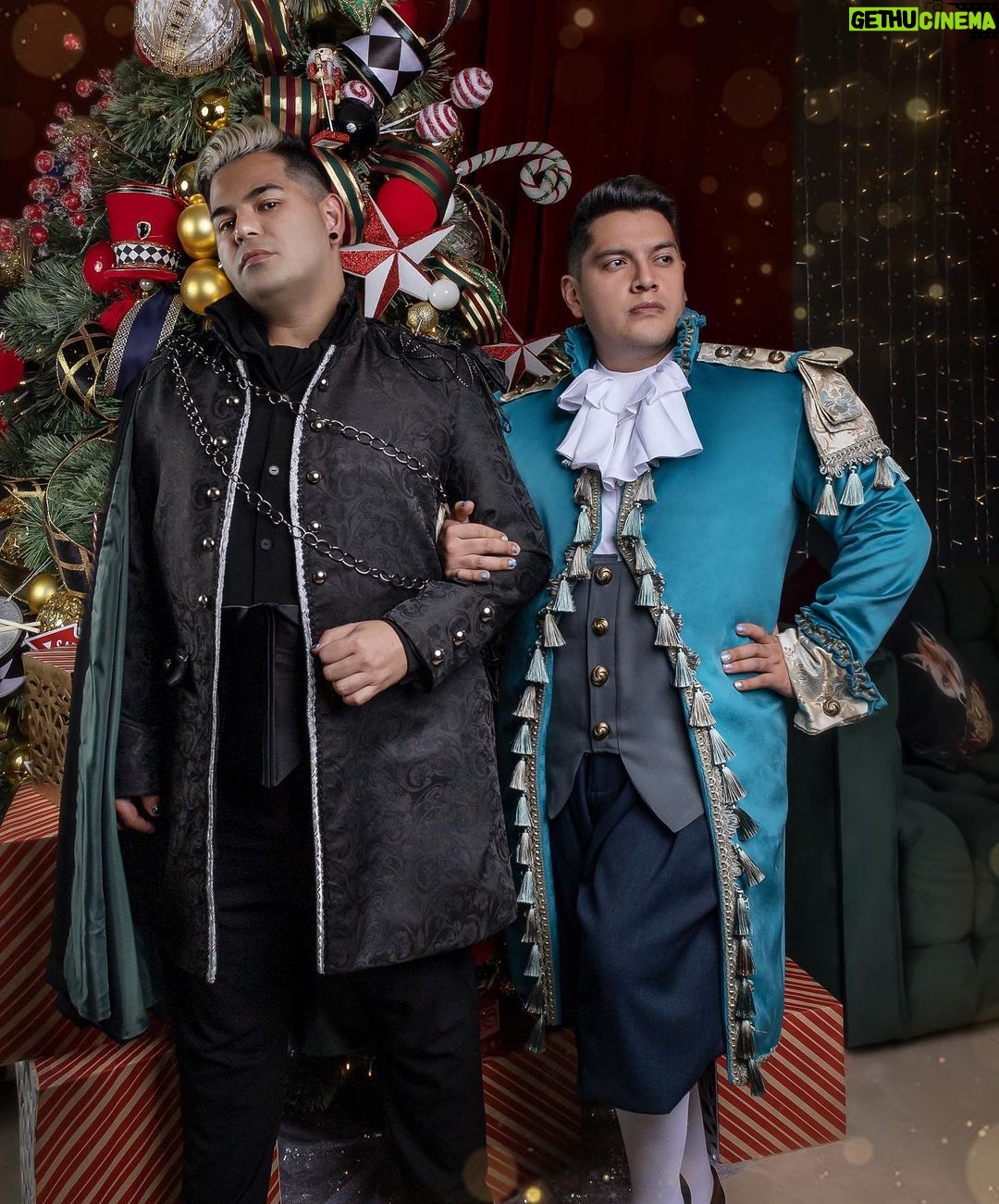 César Doroteo Instagram - ¡FELIZ AÑO NUEVO! Les deseamos mucha abundancia en su vida, desde la casa de Slytherin en Hogwarts y la casa de Papillonlisse de Beauxbaton (aunque de corazón soy un Hufflepuff). Agradecido con todo lo maravilloso que fue este año, esperando que haya más magia en el que sigue. Gracias @valencia_gonzaga y @dannra por esta fantasía maravillosa de vestuarios para el Baile de Invierno. #happynewyear #2023 #harrypotter #bailedeinvierno 🎉🍾🪩