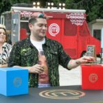 César Doroteo Instagram – ¡QUÉ GRAN FANTASÍA! Esta noche me tocó vivir la experiencia de la cocina más famosa de México para apoyar a La Loba @torpecillo en esta aventura. ¡Gracias @masterchefmx por la invitación! A la producción que me hizo sentir como en casa. Qué bonito ver a los jueces y abrazar a @oficial.tatiana y conocer a @denishamx y descubrir lo extraordinaria y divertida que es. Se vivió intenso. #masterchefcelebritymx

El gran outfit se logró gracias a @george_figueroa 💖 Master Chef