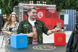 César Doroteo Instagram - ¡QUÉ GRAN FANTASÍA! Esta noche me tocó vivir la experiencia de la cocina más famosa de México para apoyar a La Loba @torpecillo en esta aventura. ¡Gracias @masterchefmx por la invitación! A la producción que me hizo sentir como en casa. Qué bonito ver a los jueces y abrazar a @oficial.tatiana y conocer a @denishamx y descubrir lo extraordinaria y divertida que es. Se vivió intenso. #masterchefcelebritymx

El gran outfit se logró gracias a @george_figueroa 💖