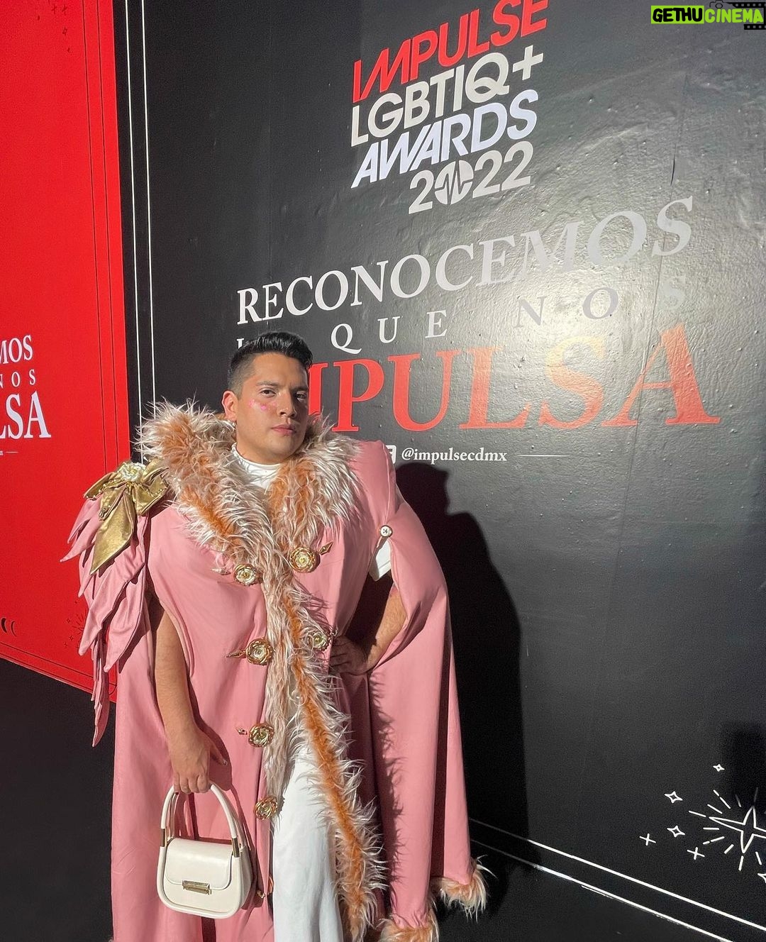 César Doroteo Instagram - Ayer se sirvió esta fantasía en los premios @impulsecdmx 2022. Una verdadera fantasía creada por @valencia_gonzaga que @liza_zanzuzzi me hizo favor de prestar de showroom personal. Me sentí #LaMásDelToro Gracias @juanoyervides por estas fotitos. 💖 #impulselgbtqawards2022 Estación Indianilla